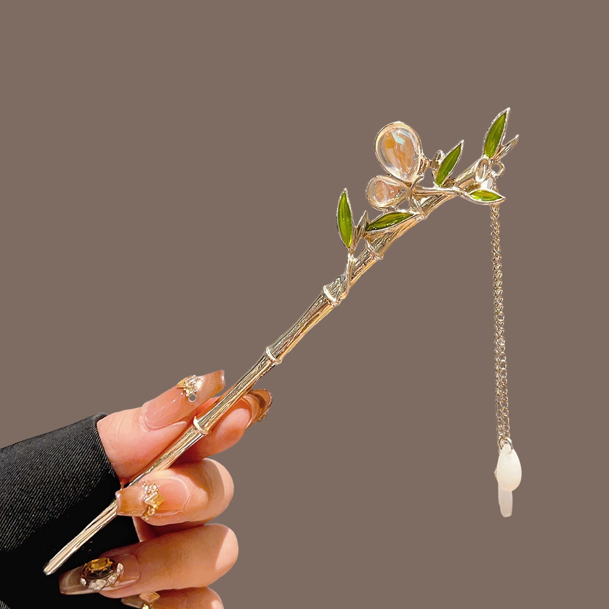 Pearl Hair Pin - Horquilla de bambú verde con borlas